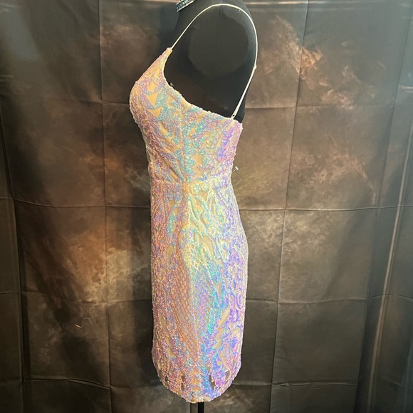 City Triangle NWOT White iridescent sequin
Mini Formal Dresss. Size 0 R - Picture 3 of 8